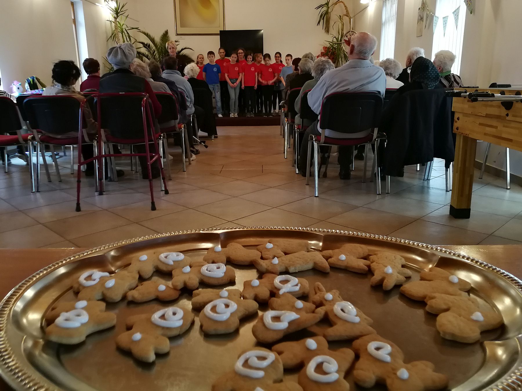 „Ne siess nagyon, mert elmarad a lelked” - ünnepváró vendégség Almássy-telepen